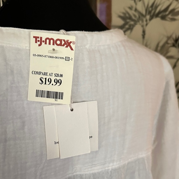 beachlunchlounge White Button-Down Women's Shirt - Picture 5 of 9